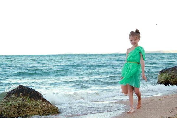 Grecki uśmiechający się dziewczynka w tunikę posiada amfora antyczny. — Zdjęcie stockowe
