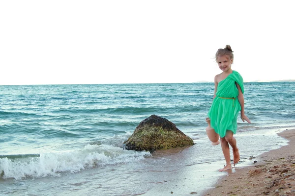 在海滩上的小小希腊女神. — 图库照片