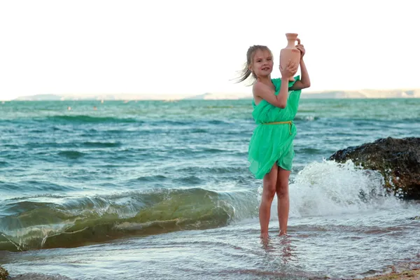 Kleine griechische Göttin am Strand. — Stockfoto