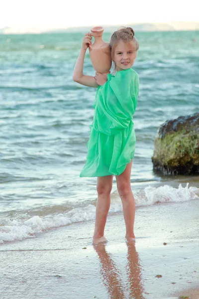 Pequena deusa grega na praia . — Fotografia de Stock