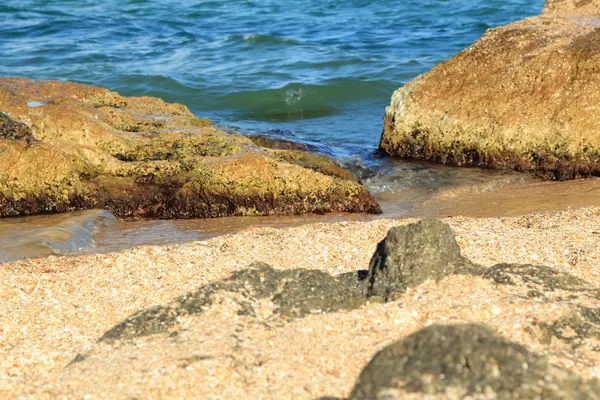 Grandes rocas en la bahía en verano día soleado . — Foto de Stock