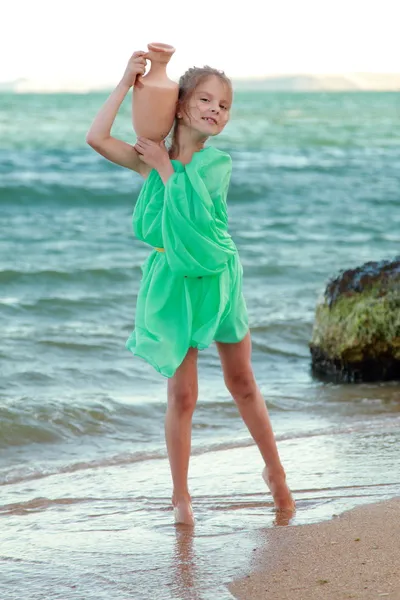 Griechische Göttin mit einer Amphore. — Stockfoto