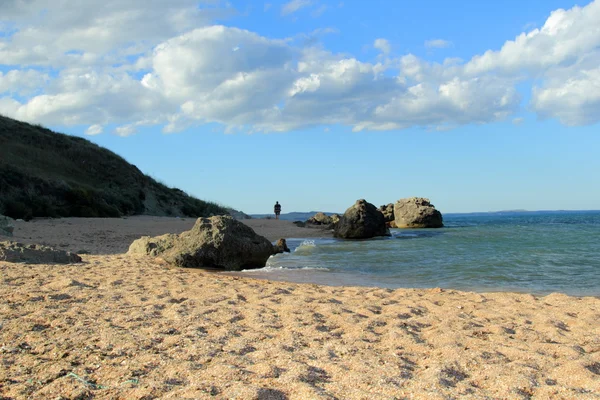 Prachtige zeekust met zand en stenen. — Stockfoto