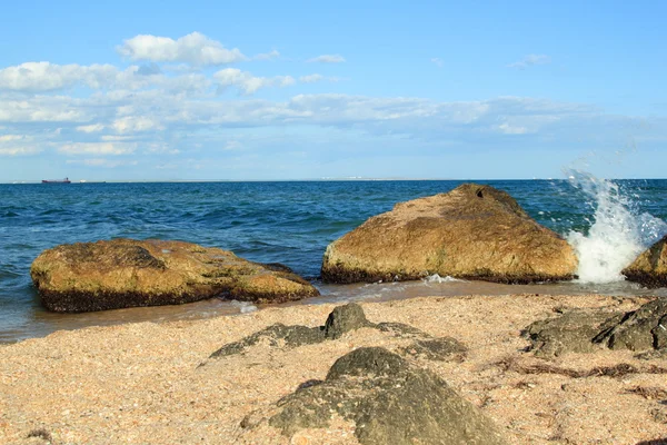 Spiaggia tropicale con rocce e onde . — Foto Stock
