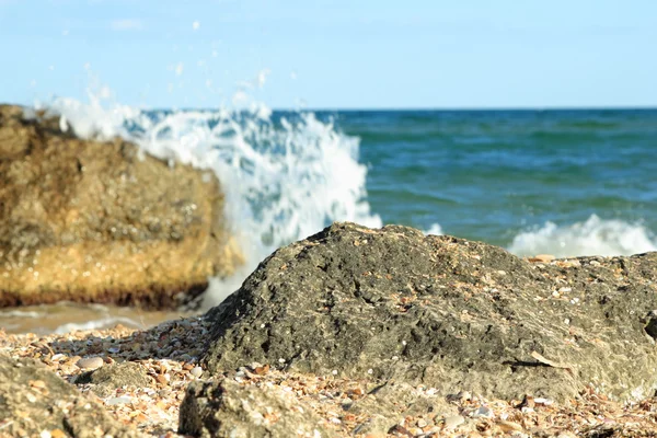 Estate paesaggio marino, mare, rocce, sabbia, spiaggia . — Foto Stock