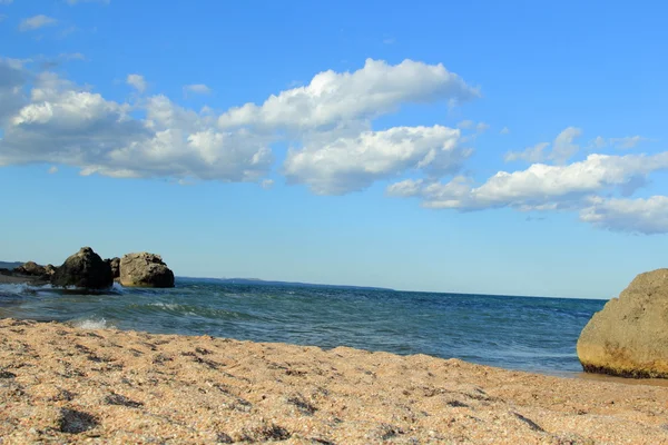 Summer sea landscape, sea, rocks, sand, beach. — Stock Photo, Image