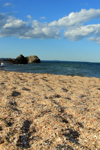 Tropikalnej plaży skały i fale. — Zdjęcie stockowe