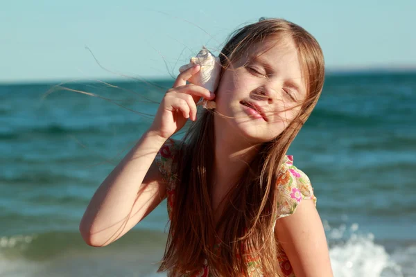 Europea linda niña sosteniendo una concha . — Foto de Stock