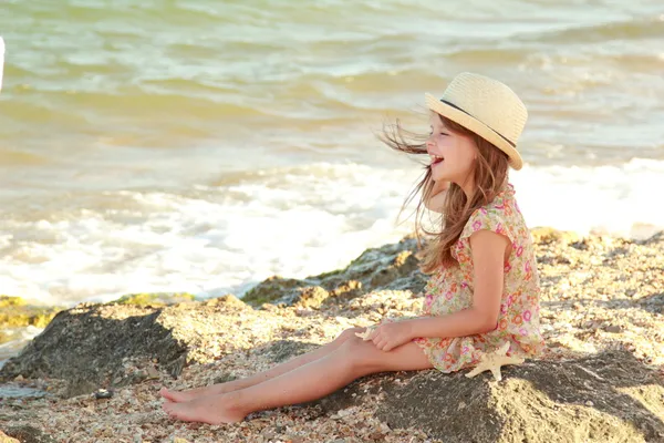 समुद्राच्या सुंदर स्मित स्वप्नांसह सुंदर लहान मुलगी आणि अंतर दिसते . — स्टॉक फोटो, इमेज
