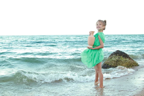 Pequena deusa grega na praia . — Fotografia de Stock