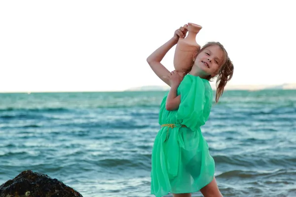 Cute young girl with a lovely smile as a beautiful Greek goddess. — Stock Photo, Image