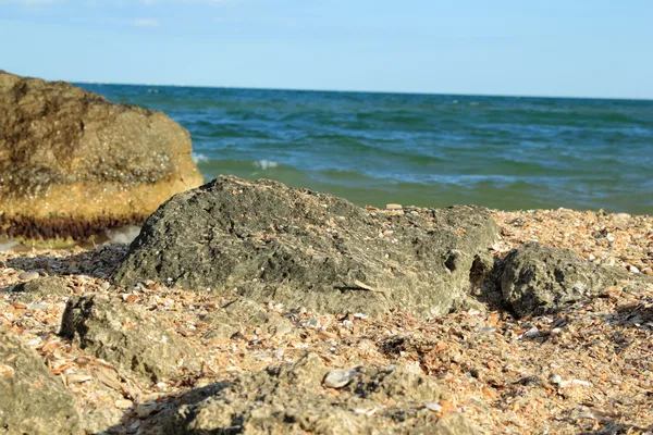 Duże skały w zatoce w słoneczny letni dzień. — Zdjęcie stockowe