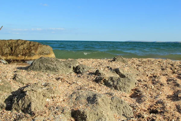 Krásné moře, pobřeží s pískem a kameny. — Stock fotografie