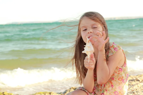 Любимая девушка с красивой улыбкой играет на баяне в воде на пляже . — стоковое фото