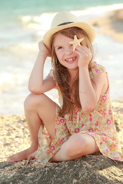 Europese schattig klein meisje houden een zeeschelp. — Stockfoto