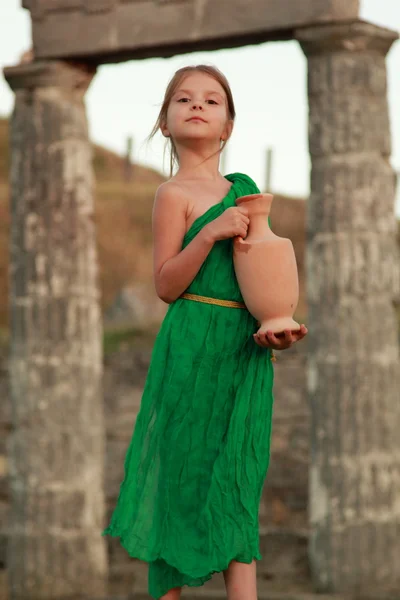 Sevimli küçük kız güzel bir elbise vintage antik amphora ile — Stok fotoğraf