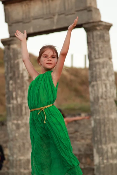 Chica joven linda europea con una sonrisa encantadora en vestido vintage . —  Fotos de Stock