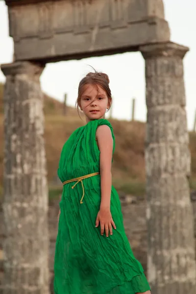 Young girl holding an ancient amphora on the excavation of the ancient city Pantikapaion. — Stock Photo, Image