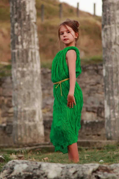 Schöne kleine griechische Göttin in smaragdgrünem Kleid. — Stockfoto