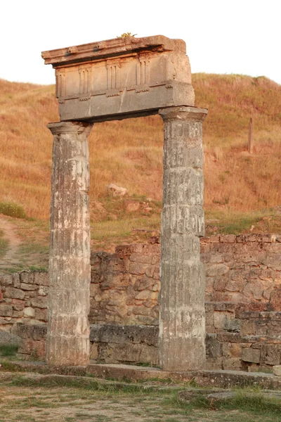 Güzel küçük Yunan tanrıçası, zümrüt yeşili elbise. — Stok fotoğraf