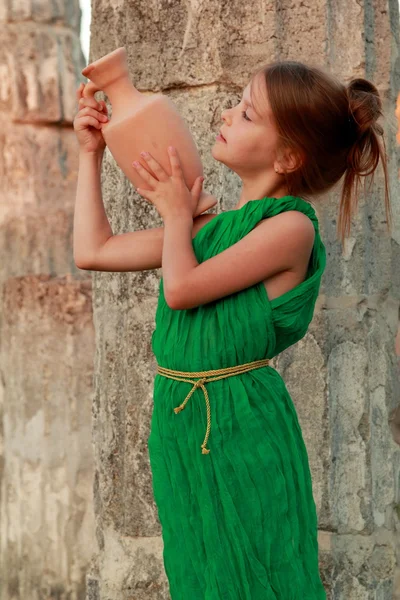 Bella piccola dea greca in abito verde smeraldo . — Foto Stock