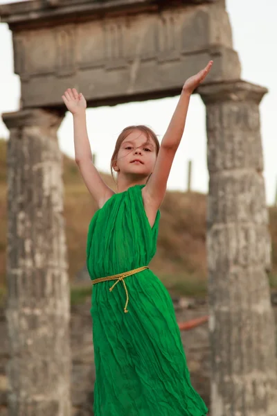 Bella piccola dea greca in abito verde smeraldo . — Foto Stock