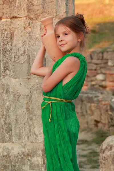 Hermosa diosa griega en vestido verde esmeralda . — Foto de Stock