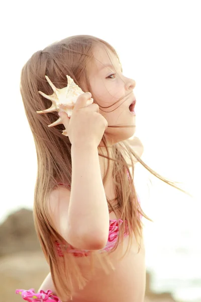 Ritratto di adorabile bambina con conchiglia . — Foto Stock