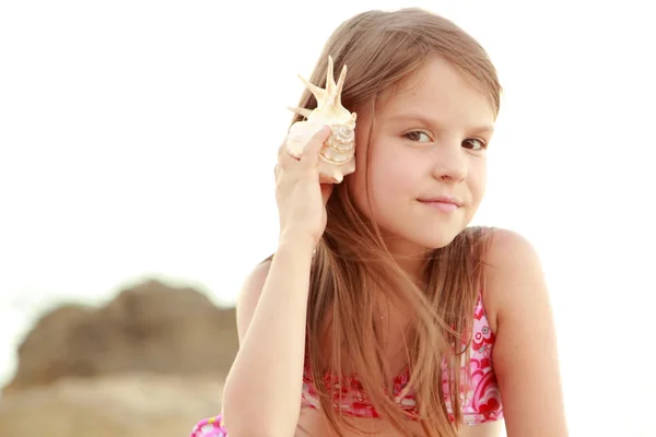 Portrait d'adorable petite fille avec un coquillage . — Photo