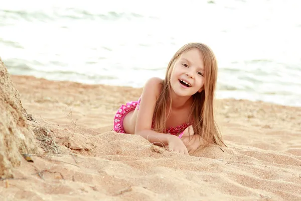 Lilla söta tjejen på stranden. — Stockfoto