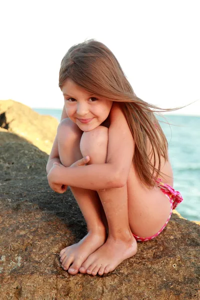 Lilla söta tjejen på stranden. — Stockfoto