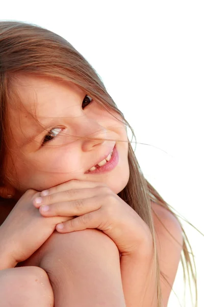 Retrato de uma linda menina com cabelos longos saudáveis em um maiô ao ar livre . — Fotografia de Stock