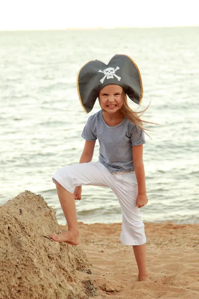 Bella ragazza emotiva vestita da pirata sulla spiaggia in cerca di tesori . — Foto Stock