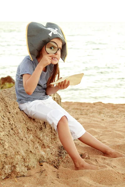 Male emotivo giovane ragazza in un cappello con il simbolo della pirateria in cerca di tesoro . — Foto Stock