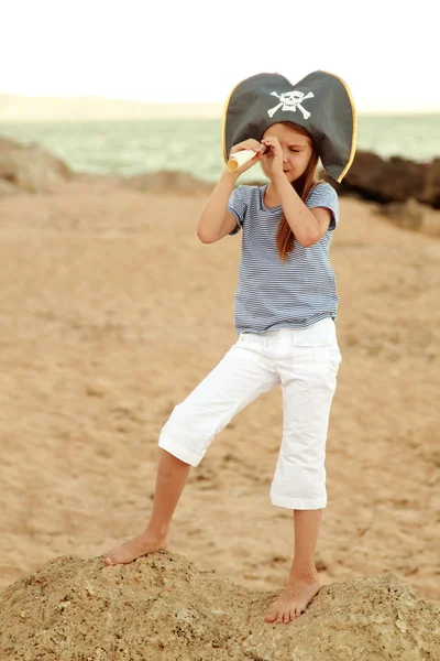 Bella ragazza emotiva vestita da pirata sulla spiaggia in cerca di tesori . — Foto Stock