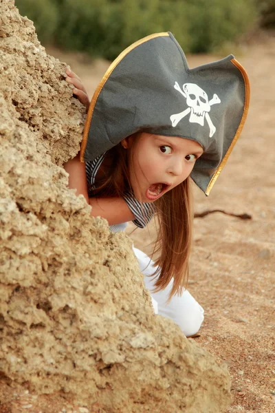 Bella ragazza emotiva vestita da pirata sulla spiaggia in cerca di tesori . — Foto Stock