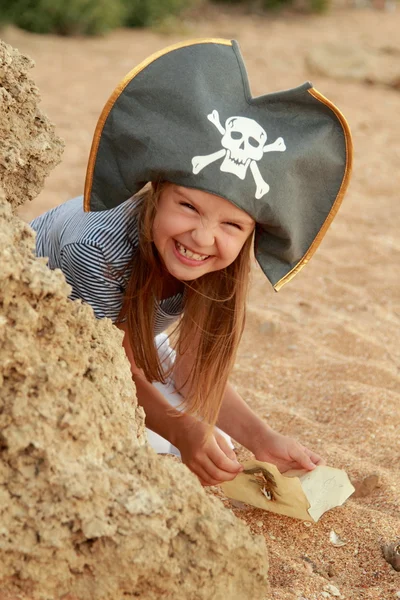 Meisje piraat op zoek naar de schat met een kaart van de zee. — Stockfoto