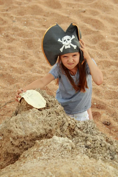 Girl pirate looking for treasure with a map of the sea. — Stock Photo, Image