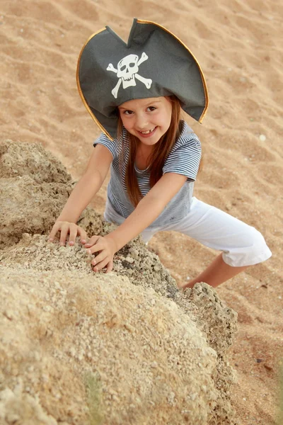 晴れた日に浜に宝物を探して海賊帽子で愛らしい少女. — ストック写真