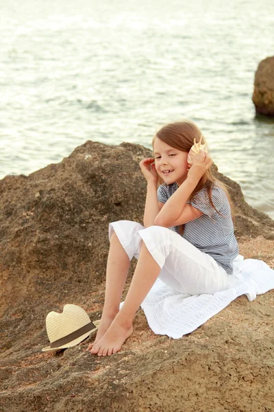 Hermosa joven caucásica chica con el pelo largo y una dulce sonrisa descansando en el océano . — Foto de Stock