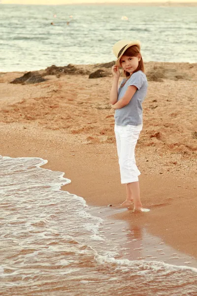 Gün batımında sahilde yürürken, duygusal, neşeli genç kız. — Stok fotoğraf