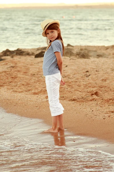 Casual giyim yaz deniz kıyısında uzun sağlıklı saçlı tatlı kız. — Stok fotoğraf