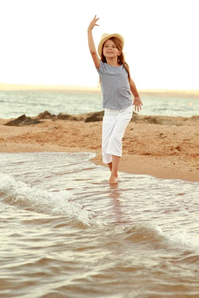 Bella ragazza caucasica con i capelli lunghi e un dolce sorriso appoggiato sull'oceano . — Foto Stock
