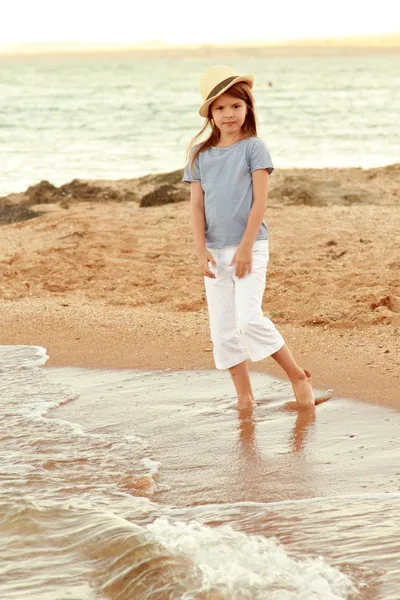 Menina doce com cabelo longo e saudável em roupas casuais no banco do mar de verão . — Fotografia de Stock