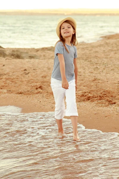 Güzel genç beyaz kız uzun saçlı ve okyanusta istirahat tatlı bir gülümseme — Stok fotoğraf