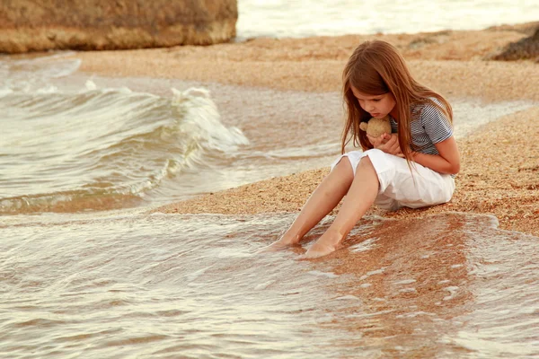 Hermosa niña en Tropical Resort. Concepto de viajes y vacaciones . — Foto de Stock