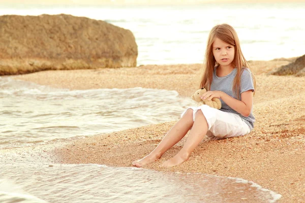 Beautiful young caucasian girl with long hair and a sweet smile resting on the ocean. — Stock Photo, Image