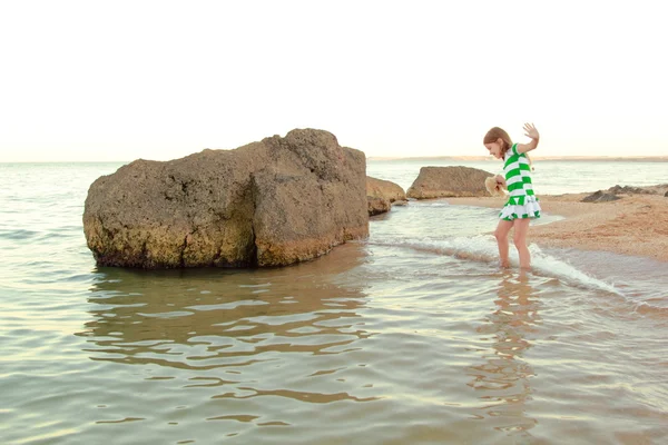 Süßes Mädchen mit langen gesunden Haaren in lässiger Kleidung am Ufer des Sommermeeres. — Stockfoto