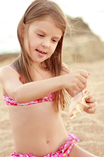 Retrato de menina adorável com uma concha — Fotografia de Stock