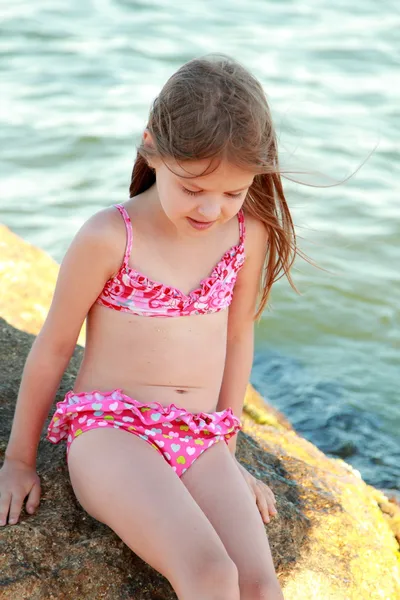 Pequena menina bonito na praia — Fotografia de Stock